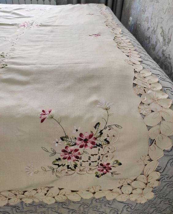 Продаётся привозная скатерть *4 салфетки.р1,50*2,20