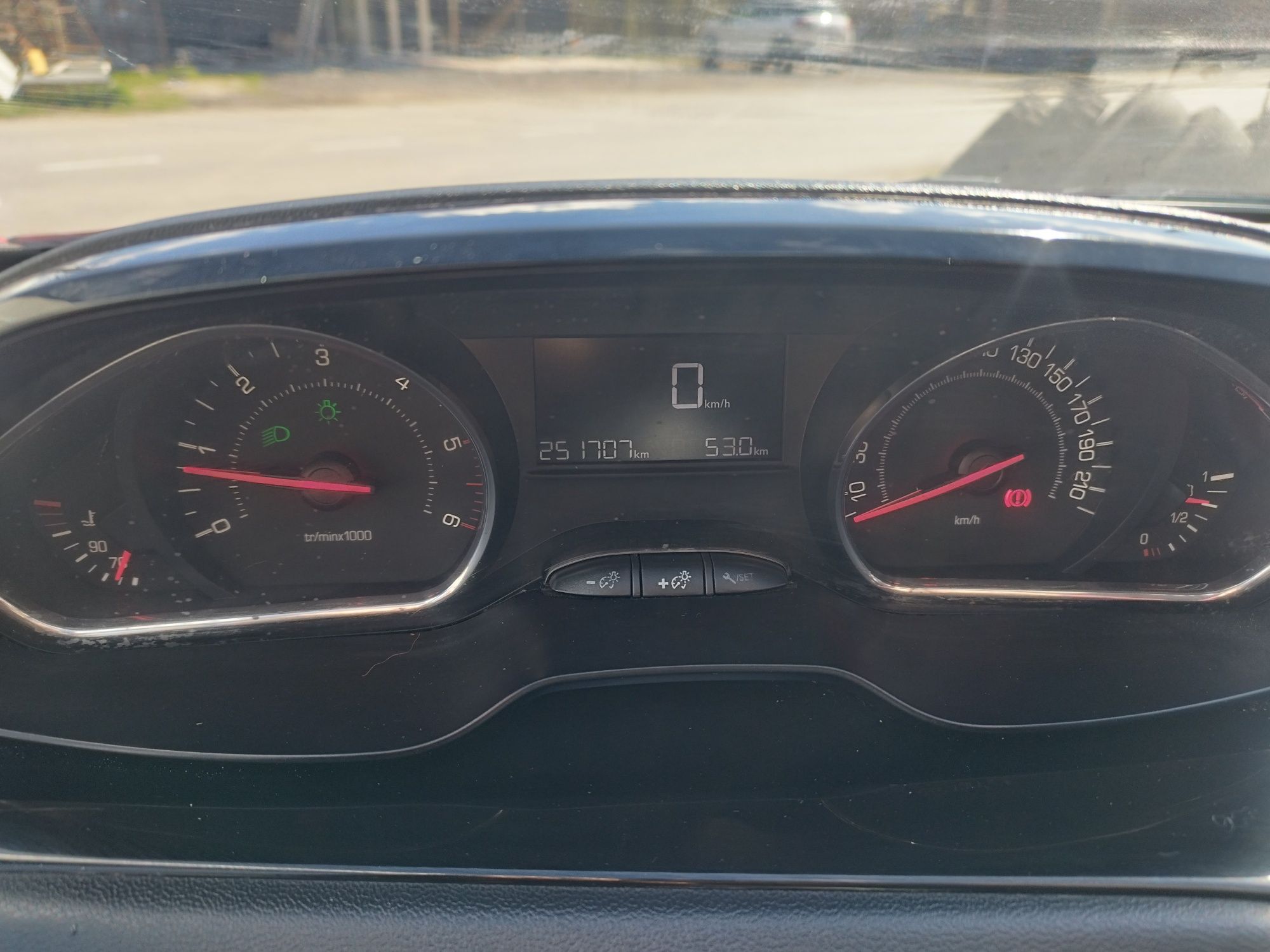 vind Peugeot 208 1,4 hdi 2014