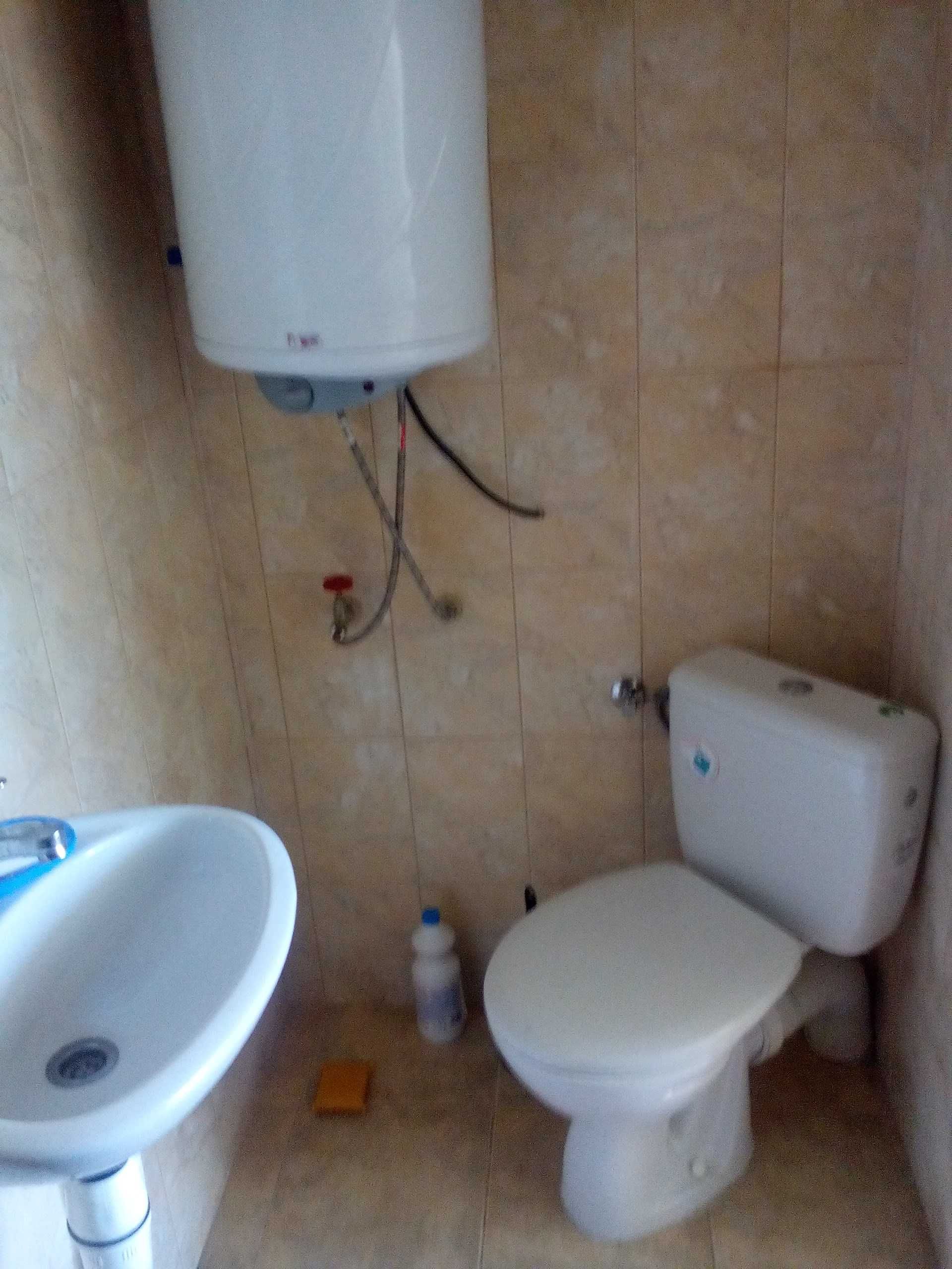 продава земя и къща