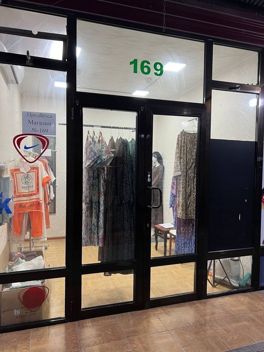 Паркентский вещевой базар продаётся магазин