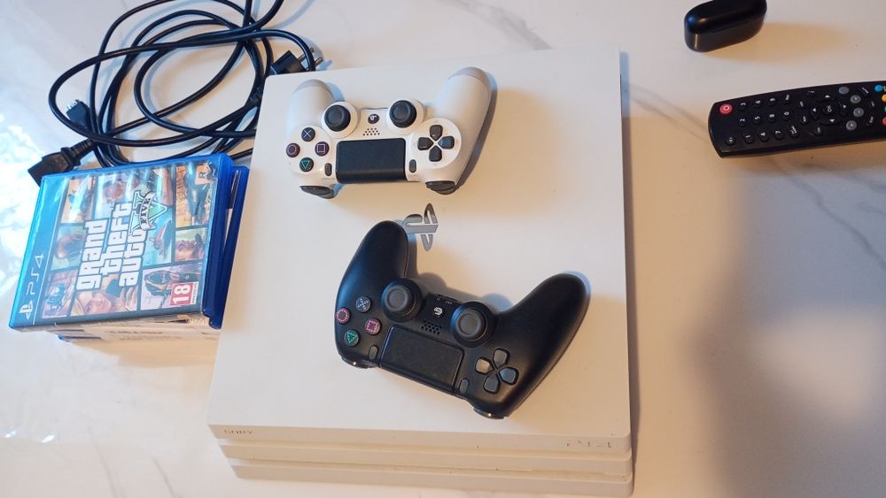 Vând PlayStation 4 pro