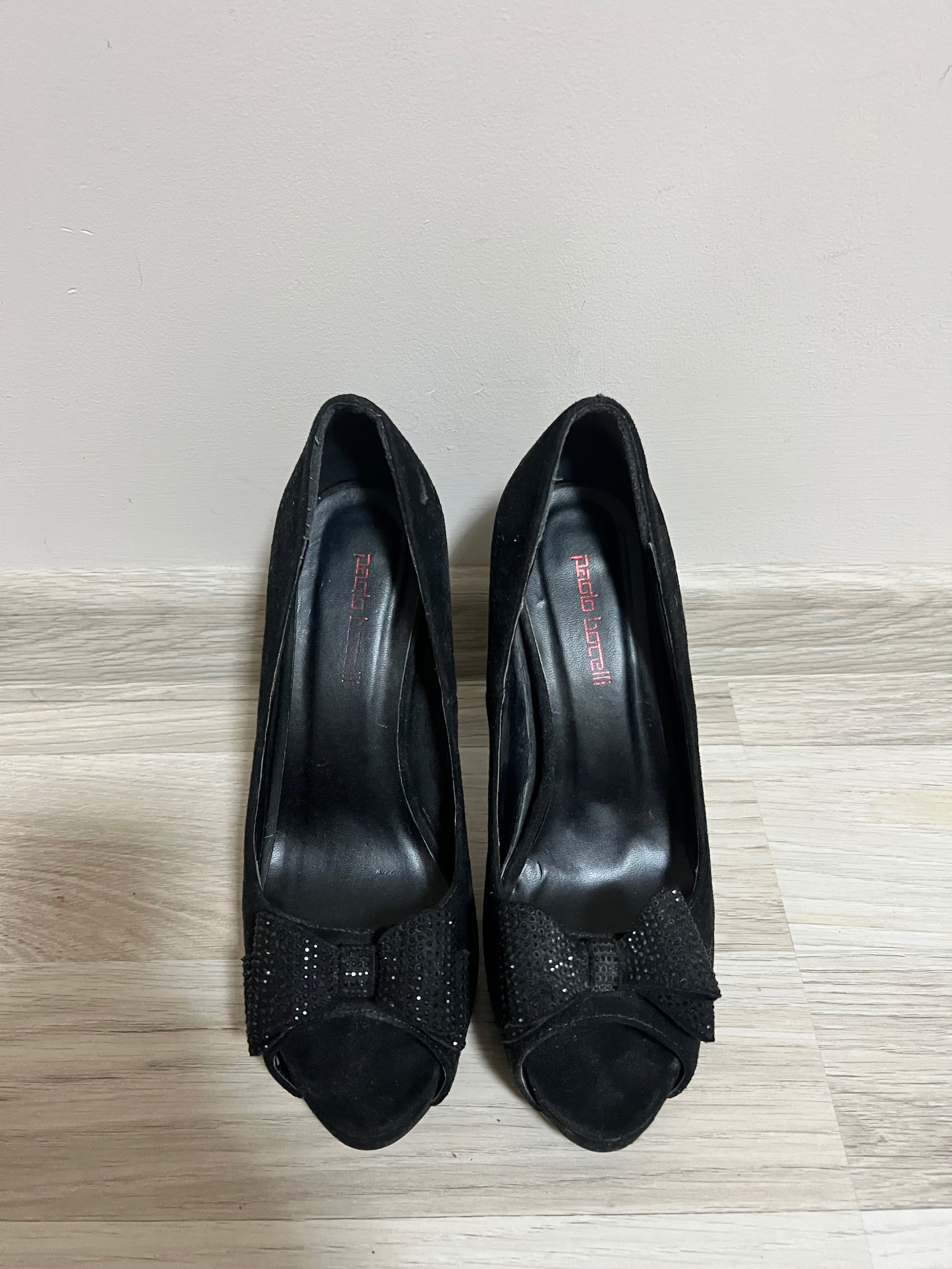 Черни велурени сандали
