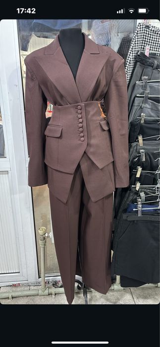 Костюм тройка коричневый обтягивающий