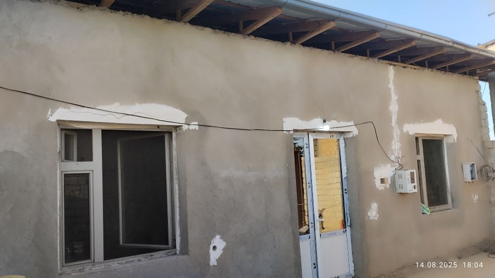 Uy sotiladi nazarbek turistonda 2 sotih 3 hona 80 foiz bitgan