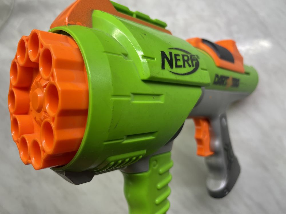 Nerf Dart tag стреляет поролоновыми патронами