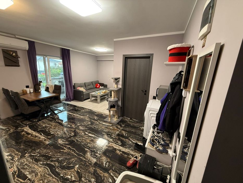 Vând apartament mobilat si utilat.