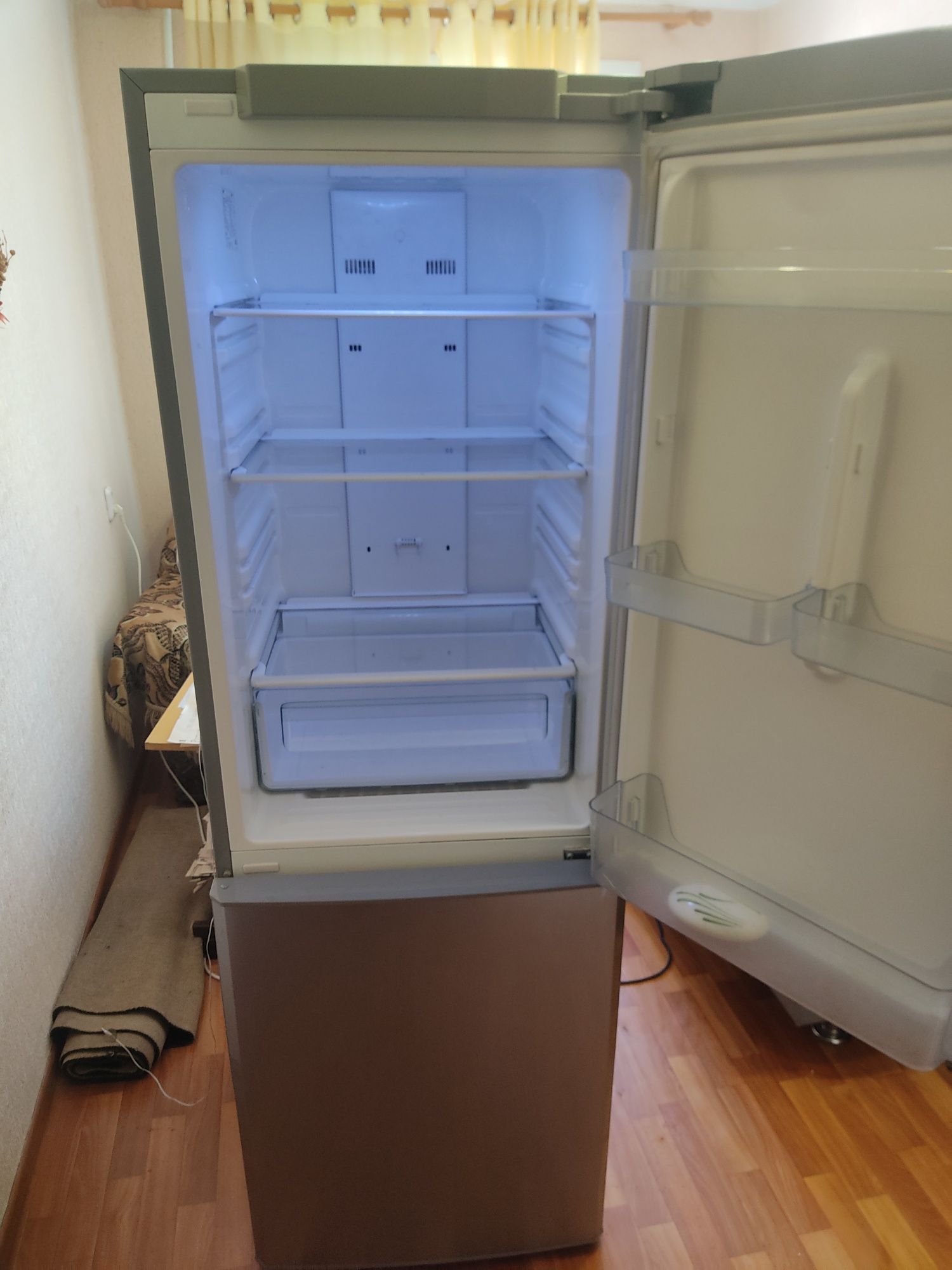 Продам двухкомнатную холодильник Samsung no frost