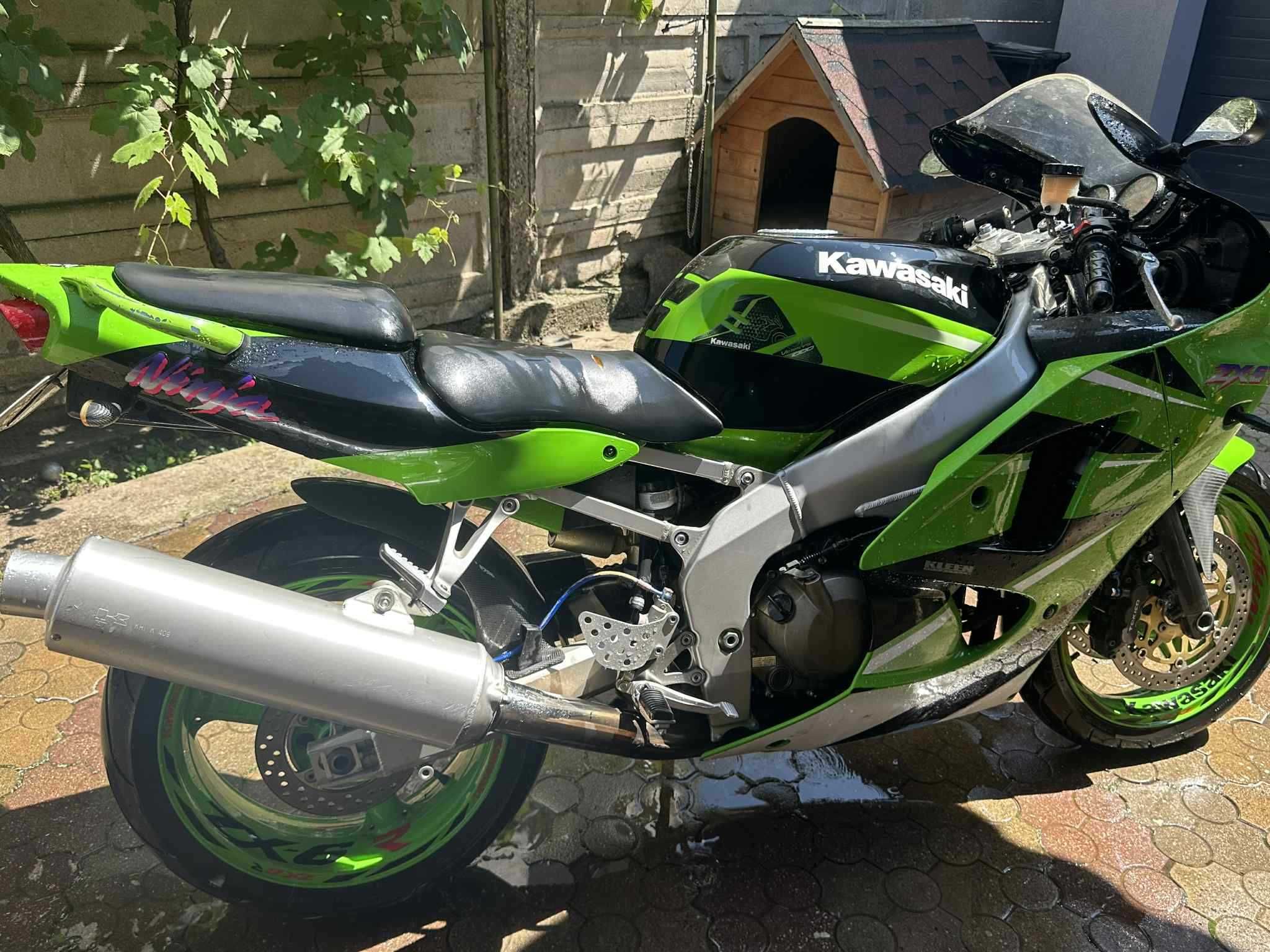 Kawasaki ZX600J din 2000.