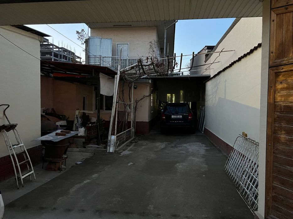 Продаётся дом участок на большую семью или под офис цена за сотку