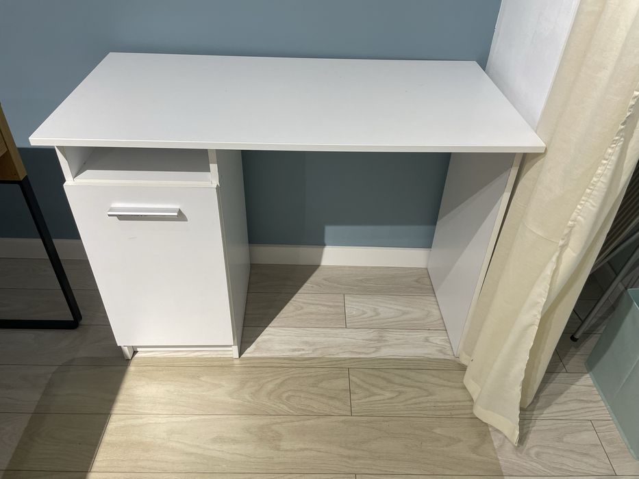 Birou alb cu spatiu de depozitare
