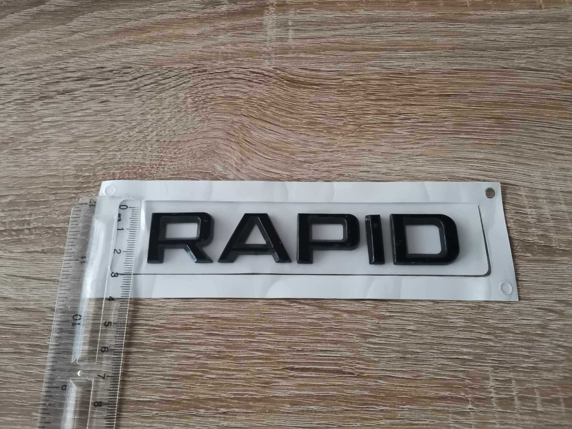 черен надпис Skoda Rapid емблеми