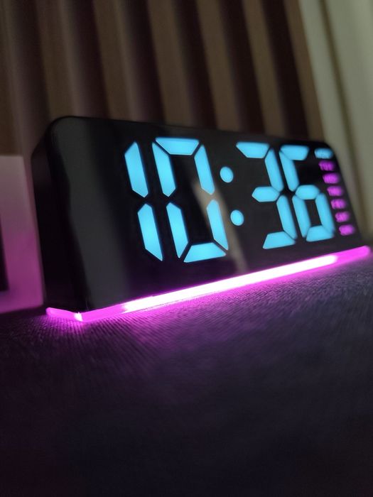 LED дигитален часовник с модерна визия и подсветка