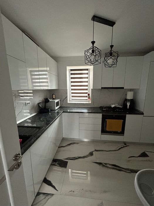 Inchiriez apartament