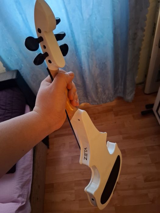 Se vinde Vioara zeta pe cuie placa mica