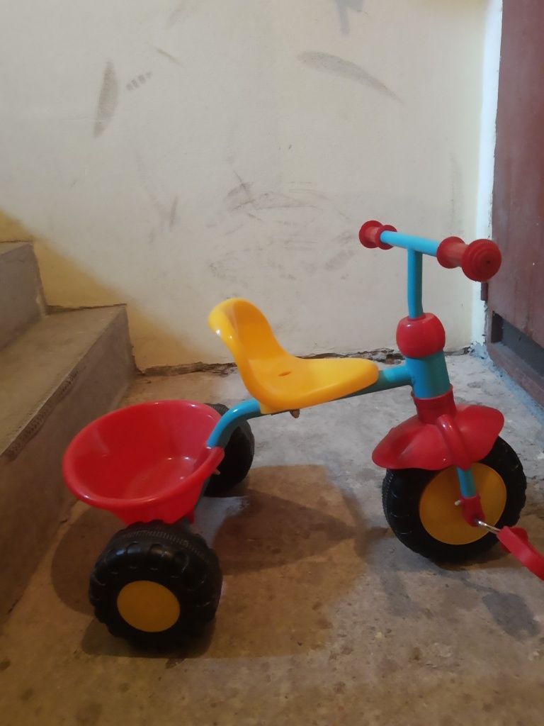 Продавам  детска триколка