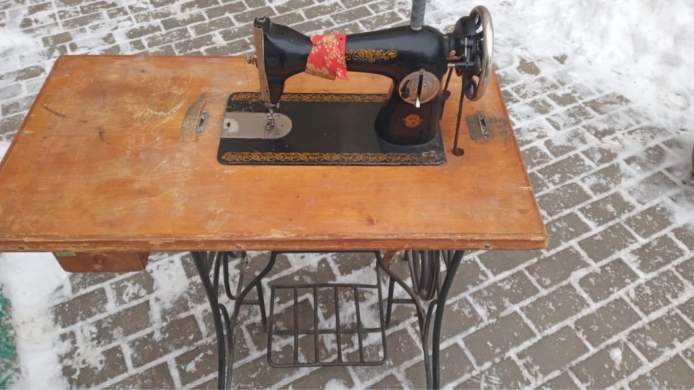 Продам швейную машину