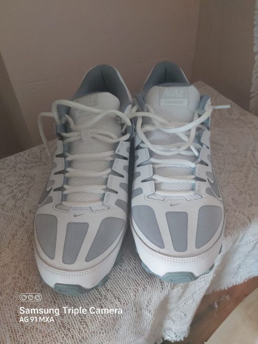 Adidași Nike, Model REAX