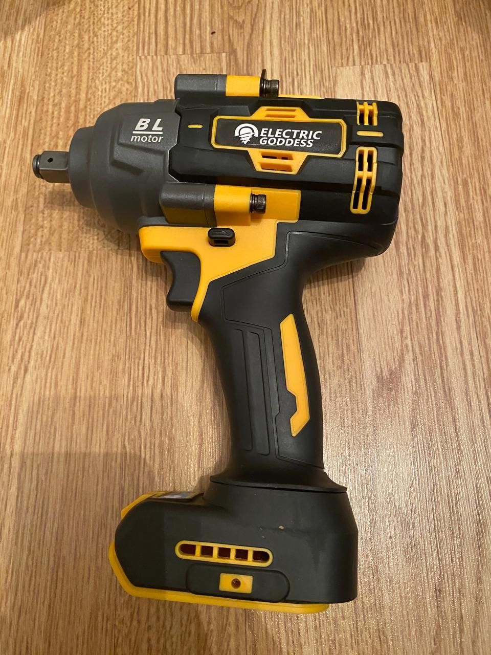 Бесщеточный шуруповерт, гайковерт 1000 Н/м под аккум Dewalt
