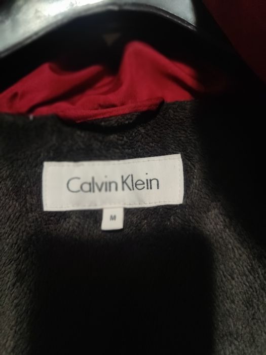 Vând geaca Calvin Klein