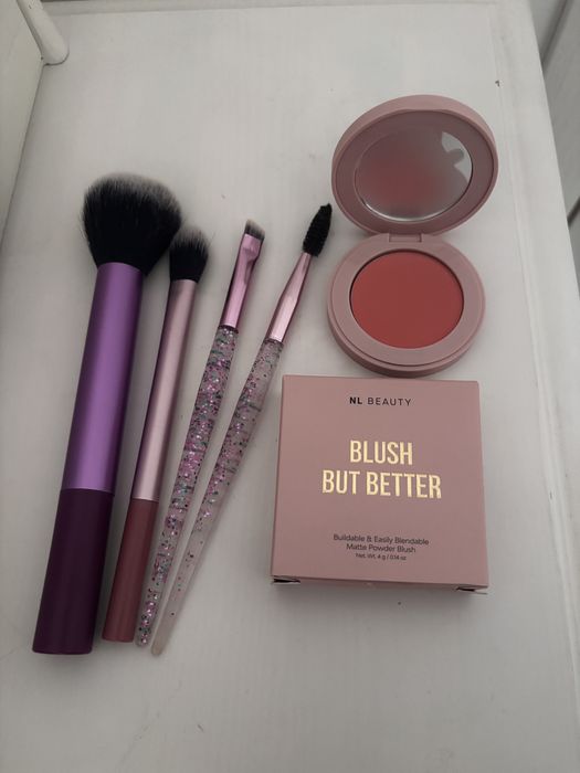 Четки за грим и чисто нов NL Beauty руж в цвят Peach