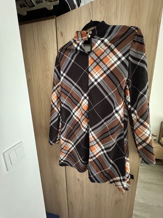 Стилна рокля шарени топли цветове