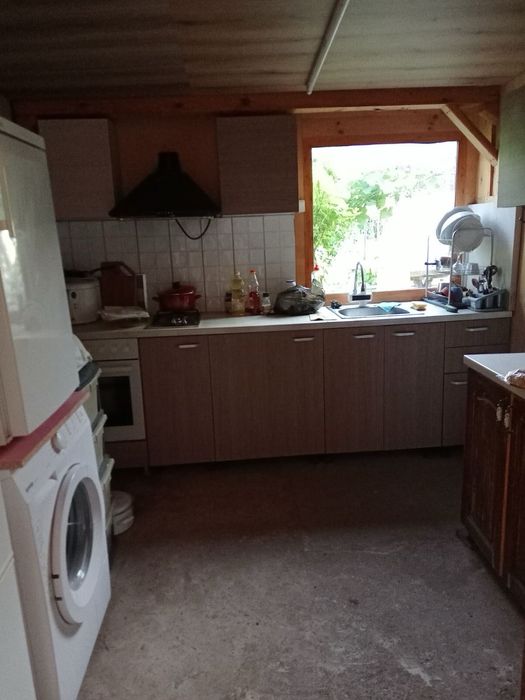 Вила с двор басейн и гараж