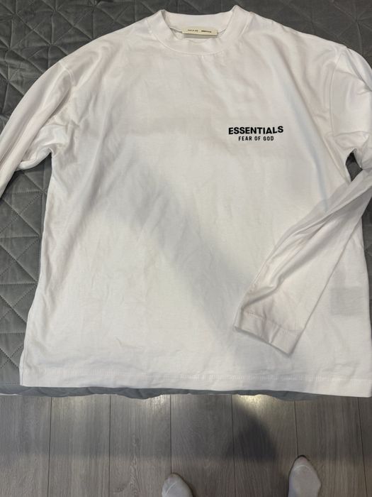 Продавам тениска Essentials