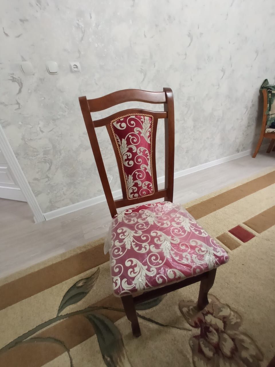 Стол и стулья для зала