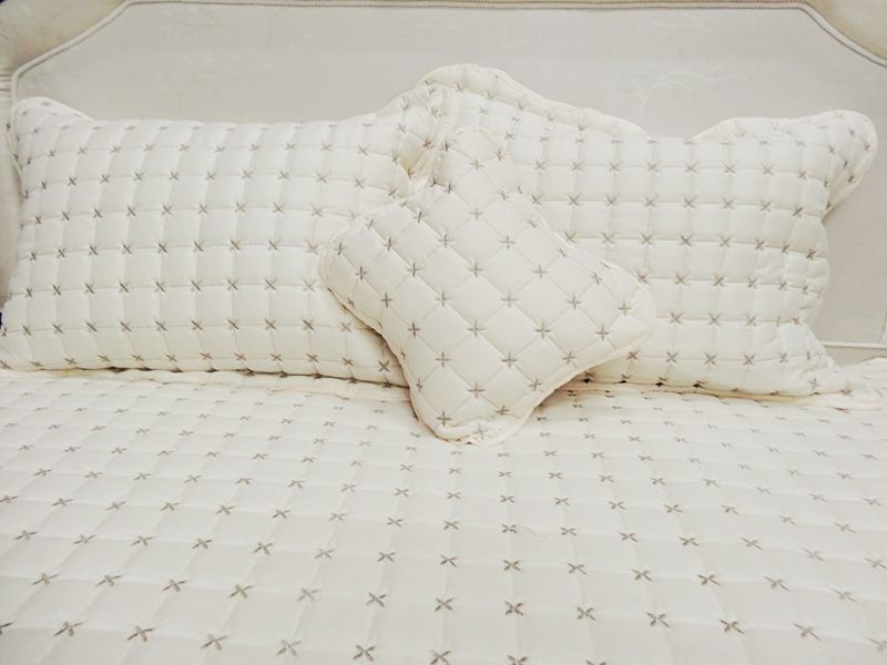 Луксозно шалте за легло – Шампанско с калъфи за възглавници.