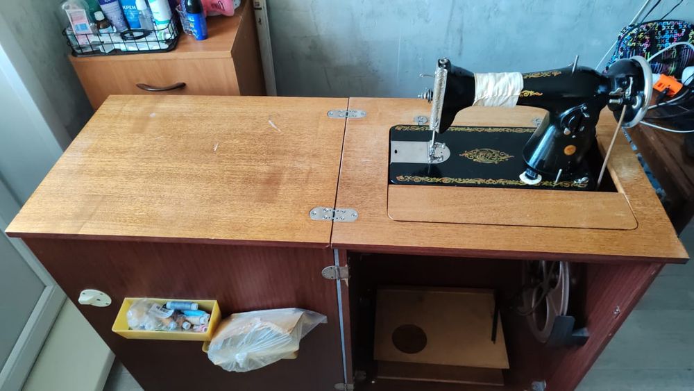 Продам ножную швейную машинку