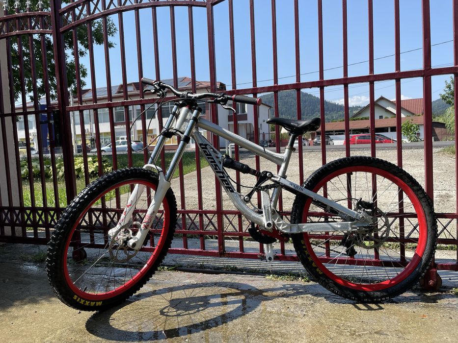 Bicicleta Downhill Banshee Scythe
