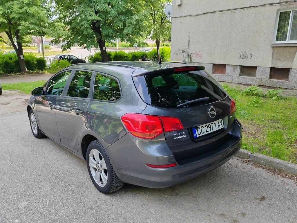 Opel Astra J 1.7CDTI 110к.с. 2011г.отличен