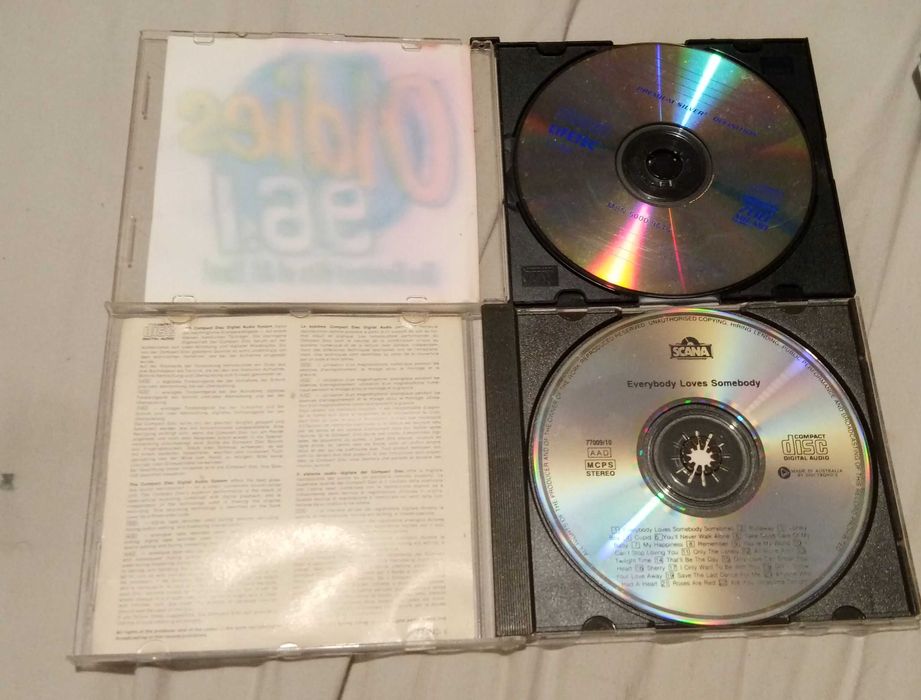 Два броя оригинални компакт дискове