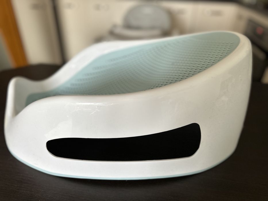 Корито със шезлонг за бебе.