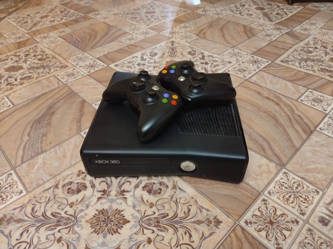 Xbox 360 s, с 2 джойстиками