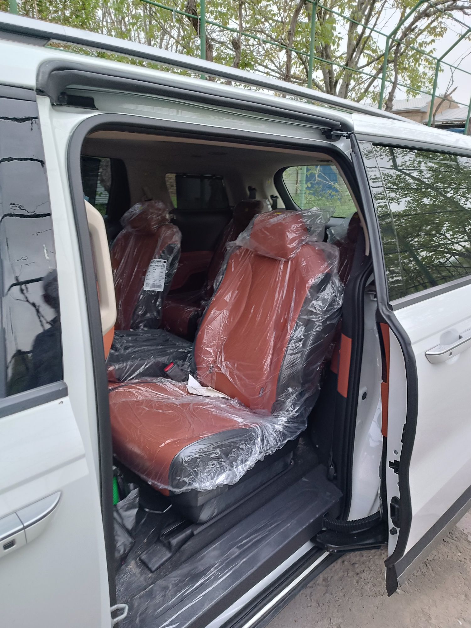 Kia Carnival 2023 yil  full pozitsiyasi