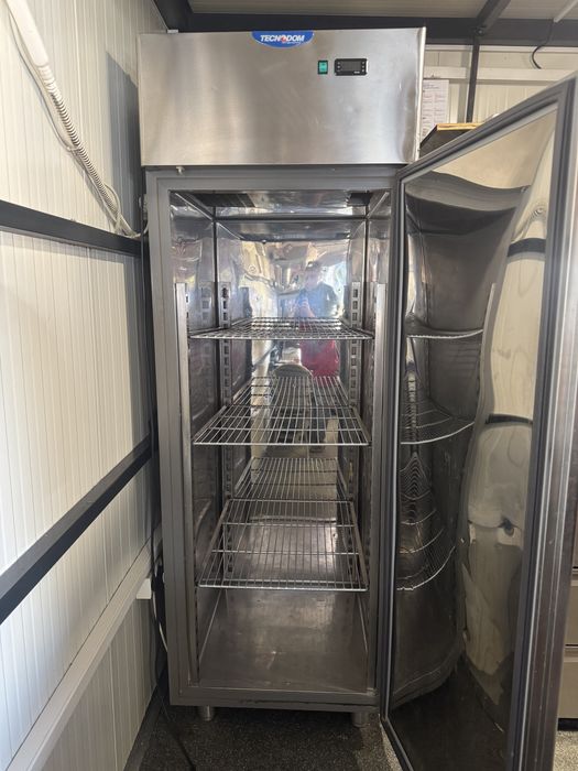 Продавам вертикален фризер