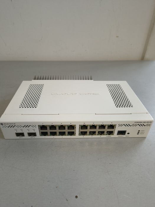 Vând router Mikrotik CCR2004-16G-2S+PC
