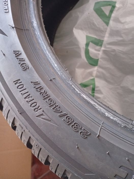 Vând cauciucuri 235/45/17