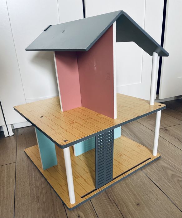 Casuta de papusi din lemn