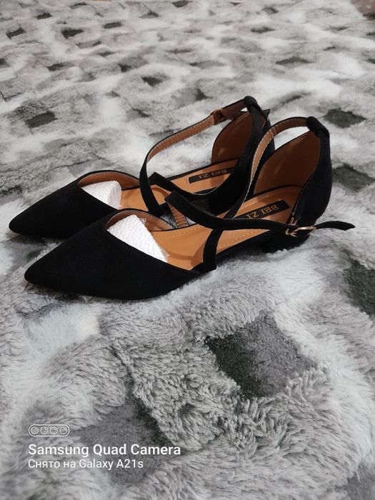 Продам новые туфли на низком каблуке.