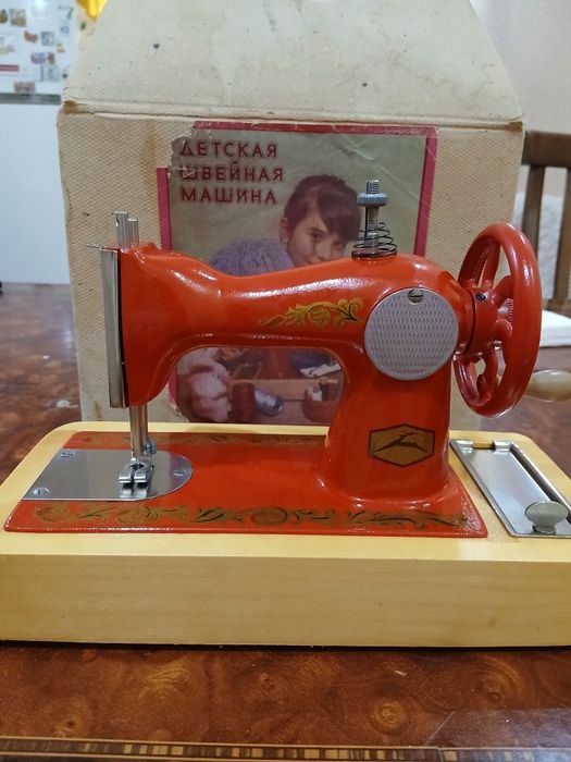 Продам детскую швейную машинку