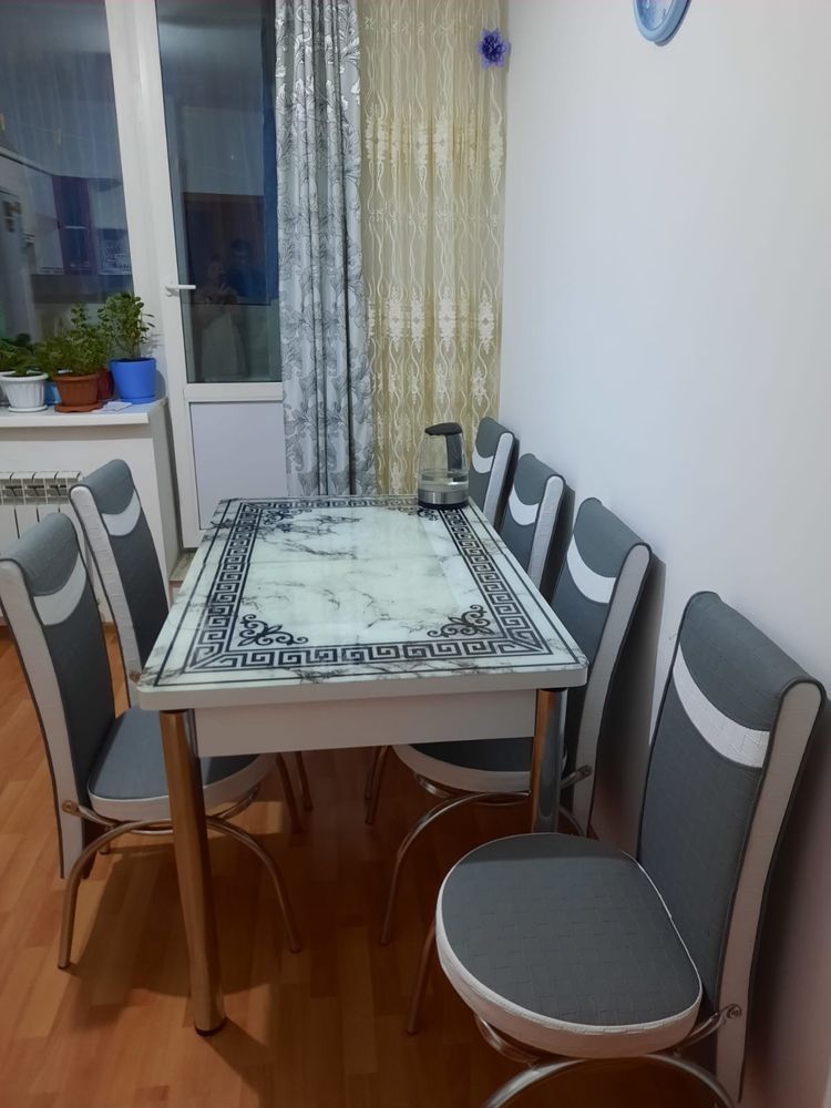 Стол со стульями