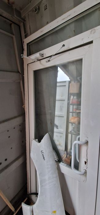 Продам алюминиевую белую дверь