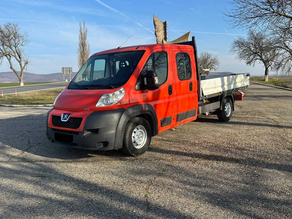 Peugeot Boxer Doka 7 locuri și benă fixă