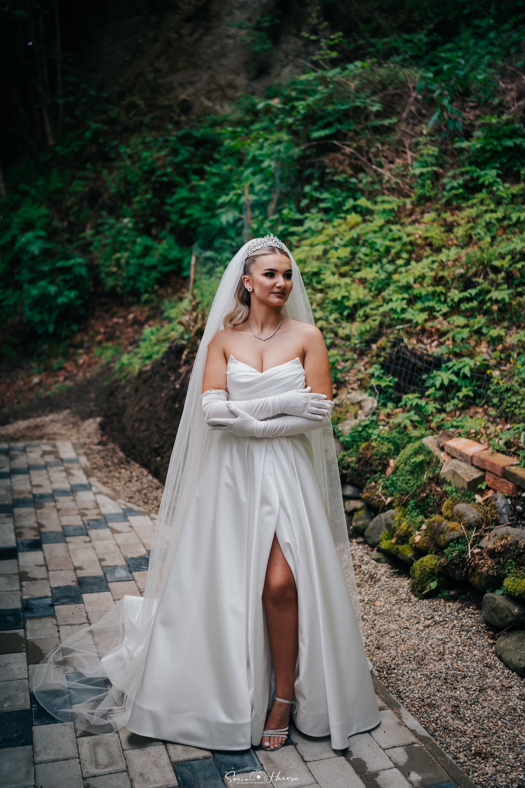Vând rochie de mireasă cu corset reglabil și mănuși .