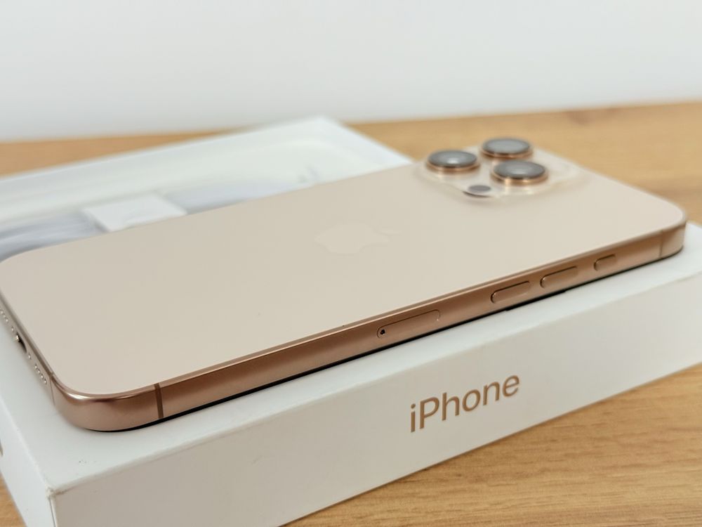 iPhone 16 Pro Max 53 зареждания перфектен!!!