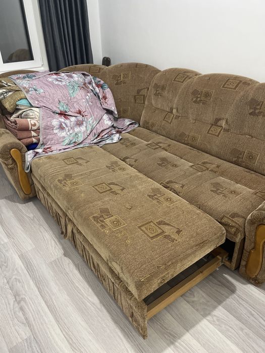 Продам диван уголовой в хорошем состоянии.
