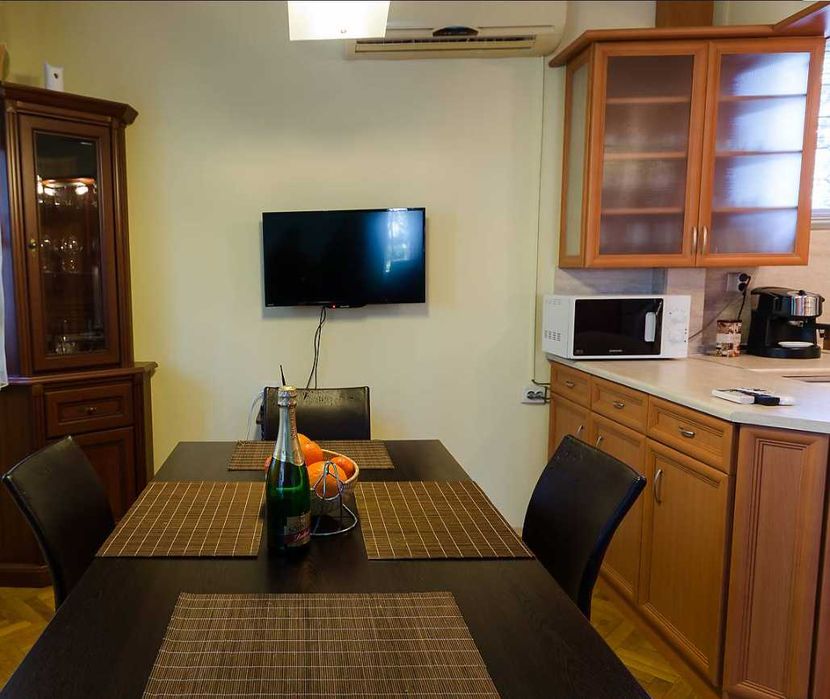 Дава се под наем Двустаен апартамент в Бургас, Център - 70 кв.м за 255 € - Снимка #3