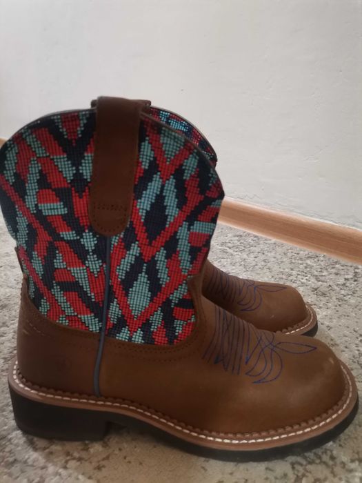 Продаю демисезонную обувь в виде казаков!